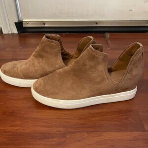Cushionaire Woman’s Slip On Sneakers Dark Tan Suede Like
